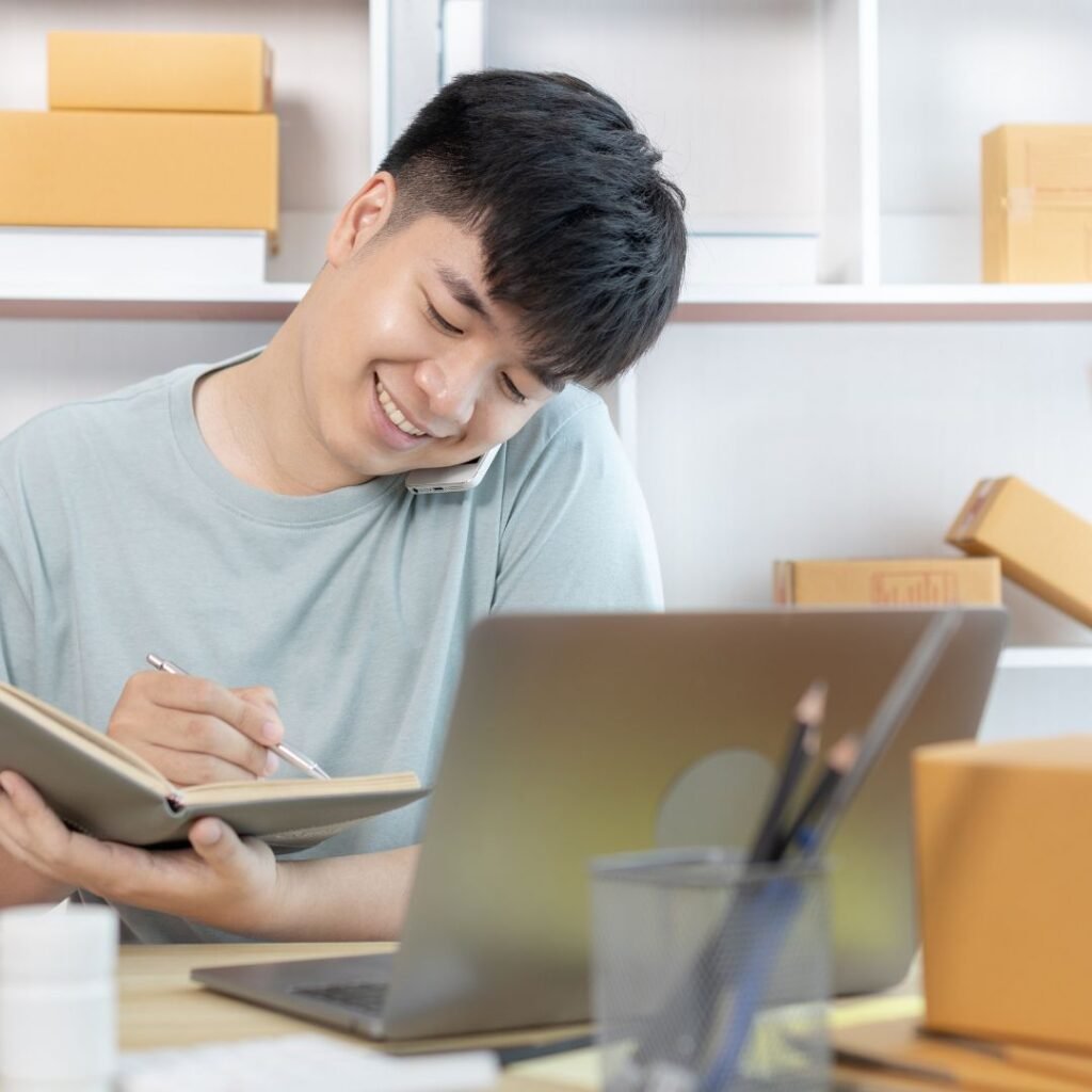 Hombre vendiendo productos online y tomando una orden vía telefónica a través de su sitio web, BTS Digital, agencia de marketing digital en Cali, Colombia